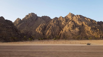 沙漠埃及岩石沙子山孤独的旅游亚视沙漠背景蓝色的天空山走红色的海景观沙漠