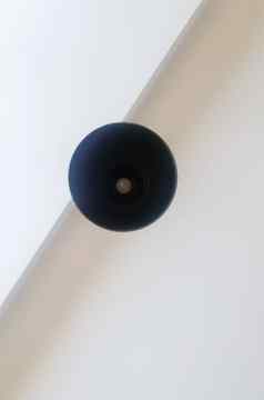 黑色的轮天花板吊灯灯挂白色天花板底视图光灯泡建筑装饰天花板挂轮吊灯极简主义