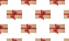 圣诞节无缝的模式礼品盒包装工艺纸红色的丝带孤立的白色背景圣诞节冬天一年庆祝活动概念平躺前视图复制空间