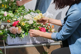 女花店工作花在户外装修事件花