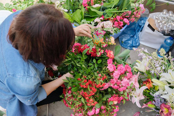 女花店工作花在户外装修事件花