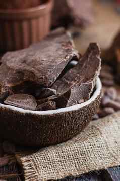 不加糖的烘焙块巧克力可可粉可可黄油可可豆子木背景