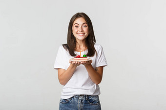 兴奋有吸引力的浅黑肤色的女人生日女孩使生日蛋糕白色背景