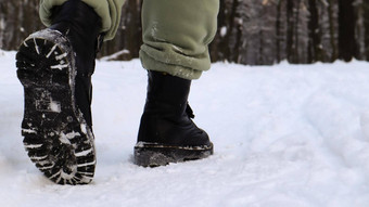 女腿黑色的靴子冬天走雪活跃的女人走相机冬天森林焦点腿美丽的白色冬天天气新鲜的降雪