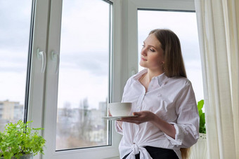 年轻的美丽的女人杯<strong>茶首页</strong>窗口