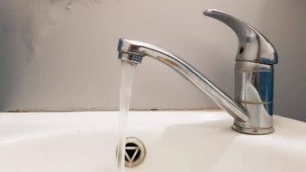 脏水龙头白色陶瓷脸盆水槽概念清洁修复替换浴室厕所。。。