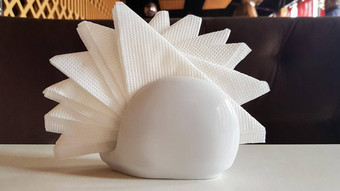 表格咖啡馆餐厅白色餐巾陶瓷餐巾持有人酒店餐厅表格餐巾纸餐巾玻璃表格宴会房间