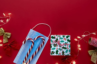 圣诞节作文礼物礼物包装丝带灯糖果拐杖装饰红色的背景冬天一年平躺前视图复制空间模板模型问候卡文本设计
