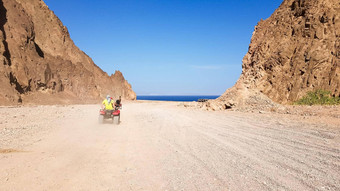 沙漠埃及岩石沙子山孤独的旅游亚视沙漠背景蓝色的天空山<strong>走红</strong>色的海景观沙漠