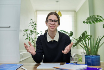 学生少年会说话的相机视频沟通