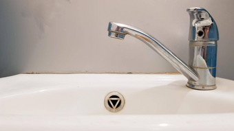 脏水龙头白色陶瓷脸盆水槽概念清洁修复替换浴室厕所。。。