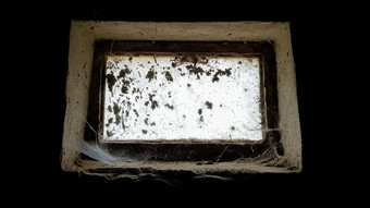 小矩形脏尘土飞扬的网络窗口大地下室白色光穿透黑暗地下室