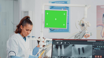 女人工作牙医绿色屏幕雷扫描