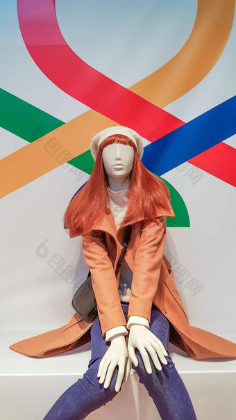 女人人体模型豪华的冬天秋天衣服商店窗口红发女人体模型演示了休闲集合服装棕色（的）外套