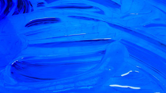 摘要背景泄漏蓝色的油漆桶黑色的背景蓝色的油漆倒黑色的背景艺术家有创意的概念油漆泄漏蓝色的背景