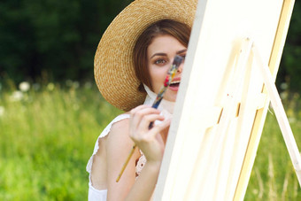 女人白色衣服艺术家油漆自然调色板有创意的