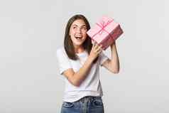 感兴趣快乐生日女孩摇晃礼物盒子找到内部