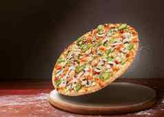 经典披萨黑暗木表格背景散射面粉披萨餐厅菜单概念