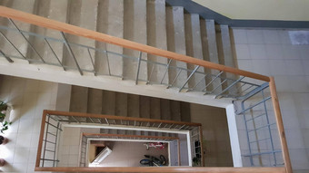 现代楼梯井住宅建筑楼梯的角度来看灰色的陶瓷瓷砖常见的楼梯棕色（的）木栅栏混凝土步骤视图
