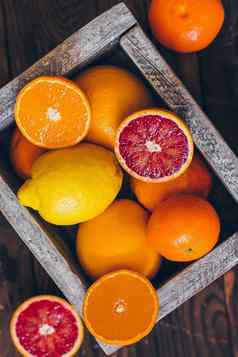 多汁的柠檬橙子葡萄柚新鲜减少一半乡村木背景前视图