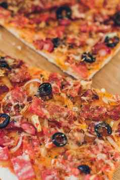 新鲜的披萨橄榄奶酪培根厨房表格特写镜头