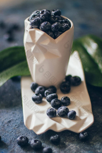 新鲜的蓝莓碗黑暗背景前视图<strong>多汁</strong>的野生森林浆果越桔健康的吃<strong>营养</strong>