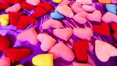 五彩缤纷的明亮的豪华的心紫色的床上背景情人节一天爱概念