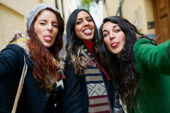集团女人采取自拍照片坚持舌头