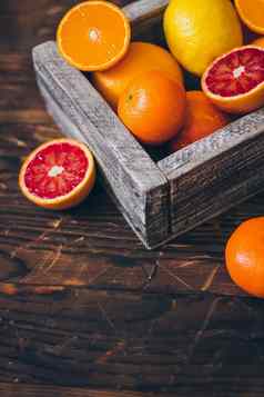 多汁的柠檬橙子葡萄柚新鲜减少一半乡村木背景前视图