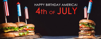 新鲜的多汁的汉堡美国flag-style烟花插入烧烤概念野餐庆祝独立一天