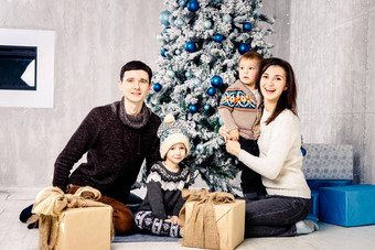 肖像不错的有吸引力的可爱的快乐的梦幻友好的大家庭支出庆祝newyear坐着地板上家庭早....圣诞节树家庭圣诞节礼物