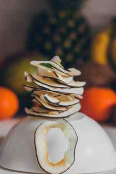 干自制的健康的新鲜的脱水片水果水果芯片自然生素食主义者有机零食健康的食物概念椰子