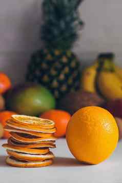 干自制的健康的新鲜的脱水片水果水果芯片自然生素食主义者有机零食健康的食物概念橙色