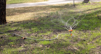 草坪上灌溉系统工作绿色公园喷涂草坪上水热天气自动喷水灭火系统自动浇水喷水灭火系统头浇水草坪上聪明的花园
