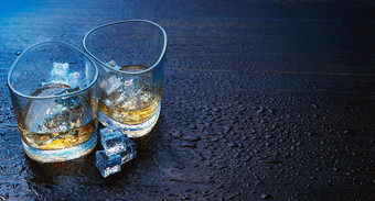 威士忌冰现代眼镜