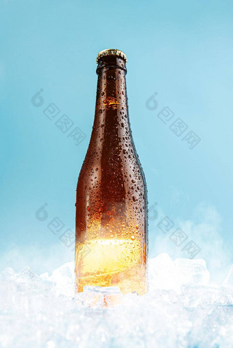 <strong>关闭</strong>棕色（的）玻璃<strong>啤酒瓶</strong>冰