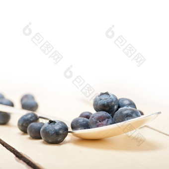新鲜<strong>的</strong>蓝莓银勺子