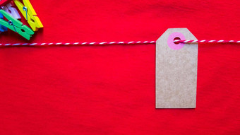 色彩斑斓的纸笔记夹红色的背景空颜色纸板价格标签出售标签礼物标签地址标签行李标签挂衣服木剪辑布局复制空间文本前视图