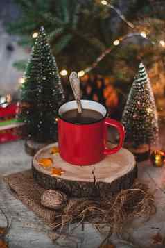 舒适的冬天喝热巧克力可可红色的杯子冷杉树蜡烛圣诞节灯