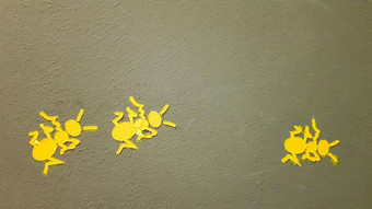 黄色的画蚂蚁灰色的墙蚂蚁攀爬墙色彩斑斓的蚂蚁背景当地的艺术<strong>家装修</strong>墙街道