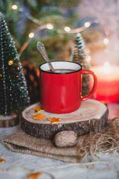 舒适的冬天喝热巧克力可可红色的杯子冷杉树蜡烛圣诞节灯