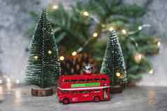 玩具双德克尔公共汽车冷杉树圣诞节灯一年旅行概念