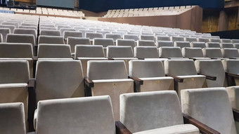 很多米色软垫椅子人大厅表演电影背景椅子站音乐会大厅剧院