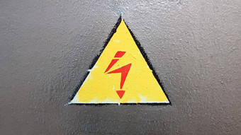 <strong>安全标志</strong>黄色的红色的银金属背景高电压闪电三角形谨慎谨慎危险电死亡