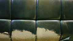 撕裂遭受重创的皮革绿色沙发可怜的质量皮革清洁恢复皮肤细节古董皮革扶手椅