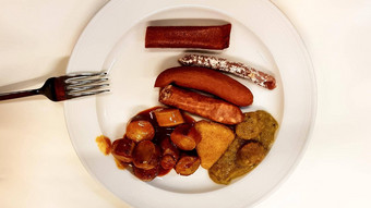 各种各样的德国香肠白色板叉酒吧传统的德国食物板carrivurst德国碎肉香肠图林根的白色小牛肉肠纽伦堡bockwurst内克沃斯特