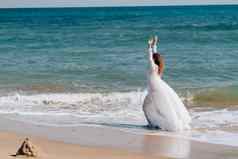 漂亮的女人桑迪海滩波海洋自然旅行
