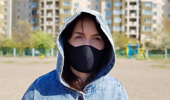 肖像女人保护黑色的面具在户外破碎的墙冠状病毒空气污染概念女孩穿保护面具保护流感大流行