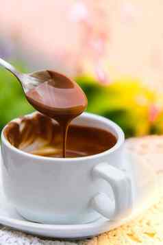 热巧克力杯表格咖啡馆在户外夏天咖啡时间早餐餐厅巧克力热泡牛奶可可
