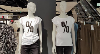 模特穿着白色t恤百分比出售标志购物购物中心购物促销活动广告购物黑色的星期五概念衣服背景